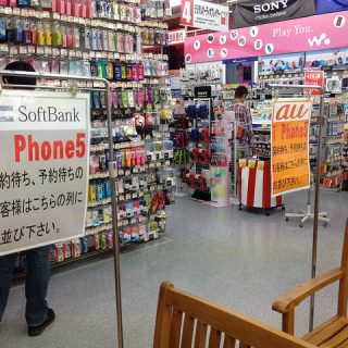 iPhone5予約せずに電気屋に行ったら全く買えなかったぞ…