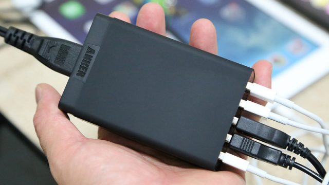 【新商品！】タブレット2枚も同時に充電！40Wのハイパワー5ポートUSB急速充電器が良い感じだぞ！