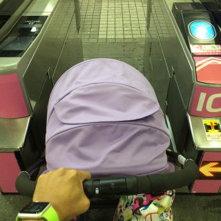 アップリカのベビーカー「ラクーナ2015」は電車の改札も通れるし座席シートにもスッポリだぞ！