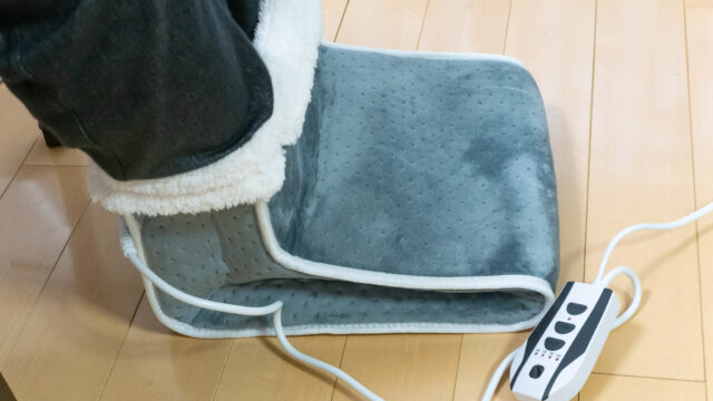 足だけを温める！「電気足温器」が省エネで暖かいぞ！