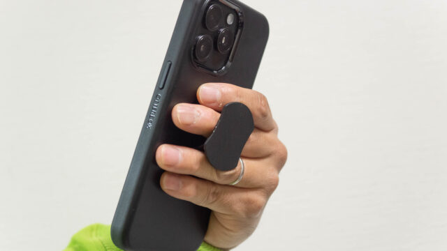 スマホグリップ内蔵のiPhone15ProMax用ケースが、MagSafeも対応で便利だぞ！