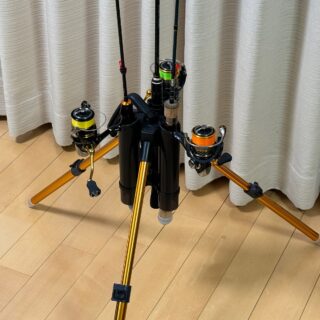 トラウトや堤防釣りに！ダイワのロッドスタンドがコンパクトにたためて便利だぞ！